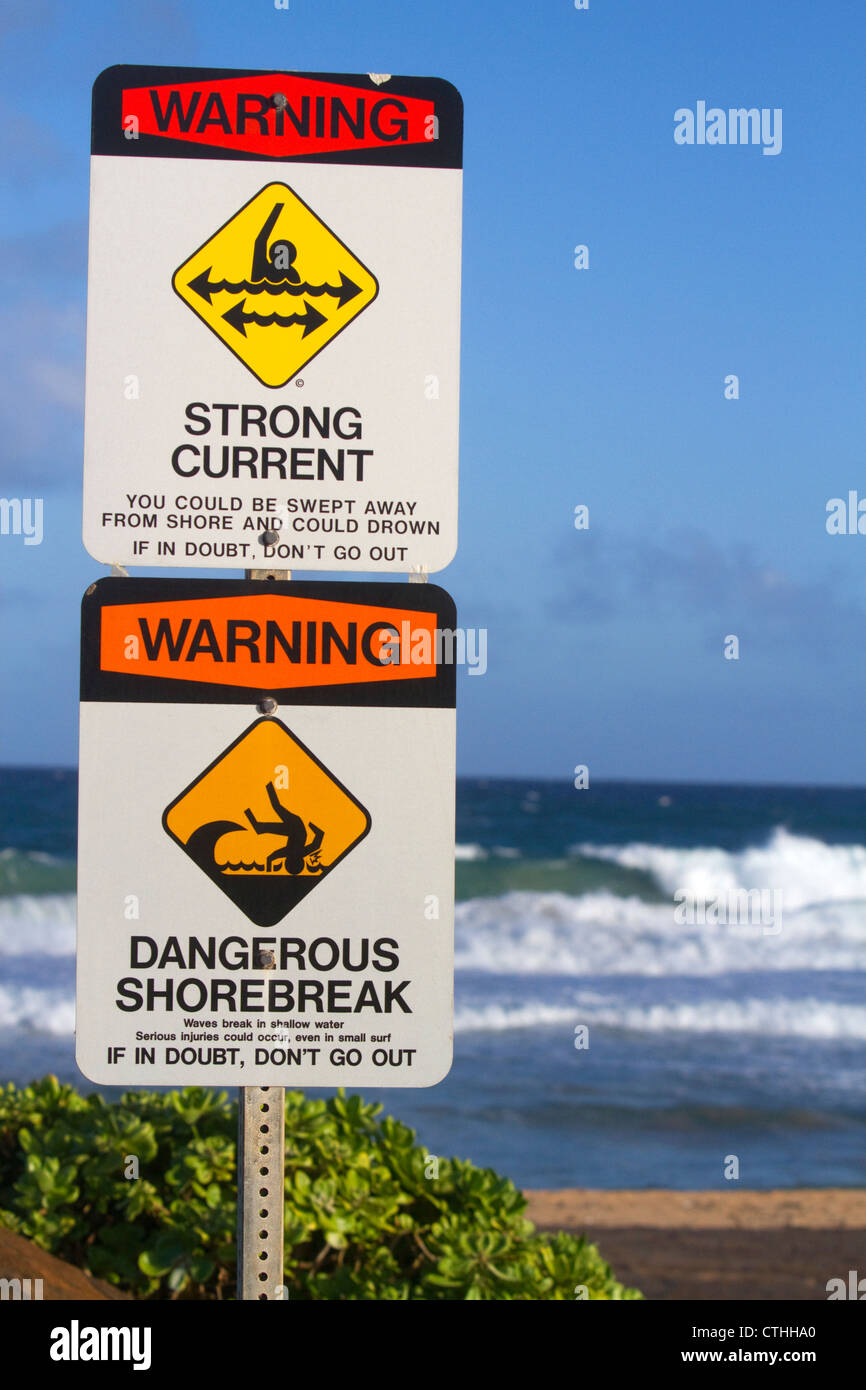 Signos de advertencia de playa de fuerte y peligroso shorebreak actual en la isla de Kauai, Hawaii, USA. Foto de stock