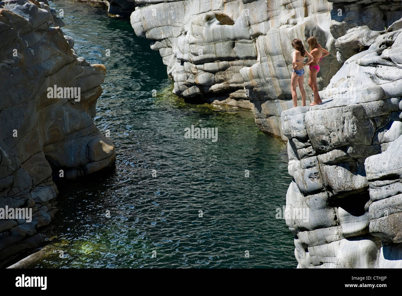 Suiza, en el Cantón Ticino, valle de Maggia, Ponte Brolla, día en verano Foto de stock