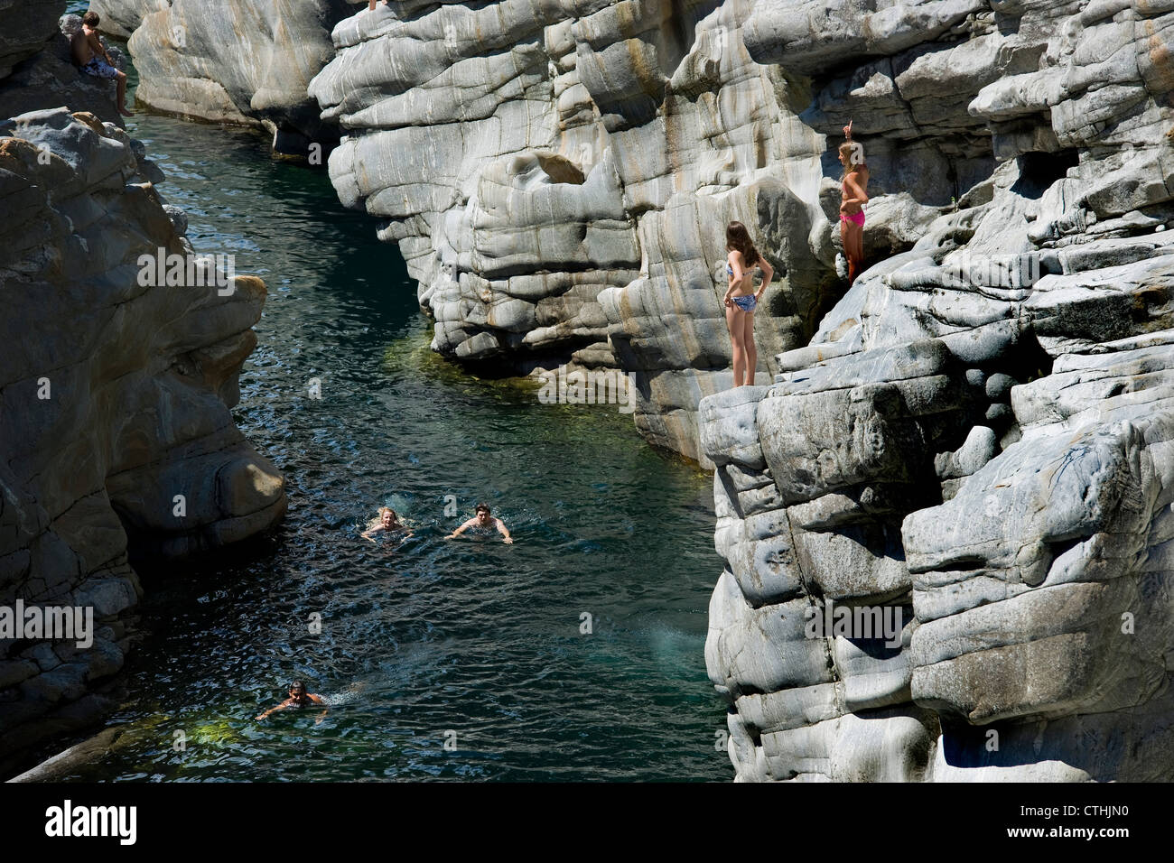 Suiza, en el Cantón Ticino, valle de Maggia, Ponte Brolla, día en verano Foto de stock