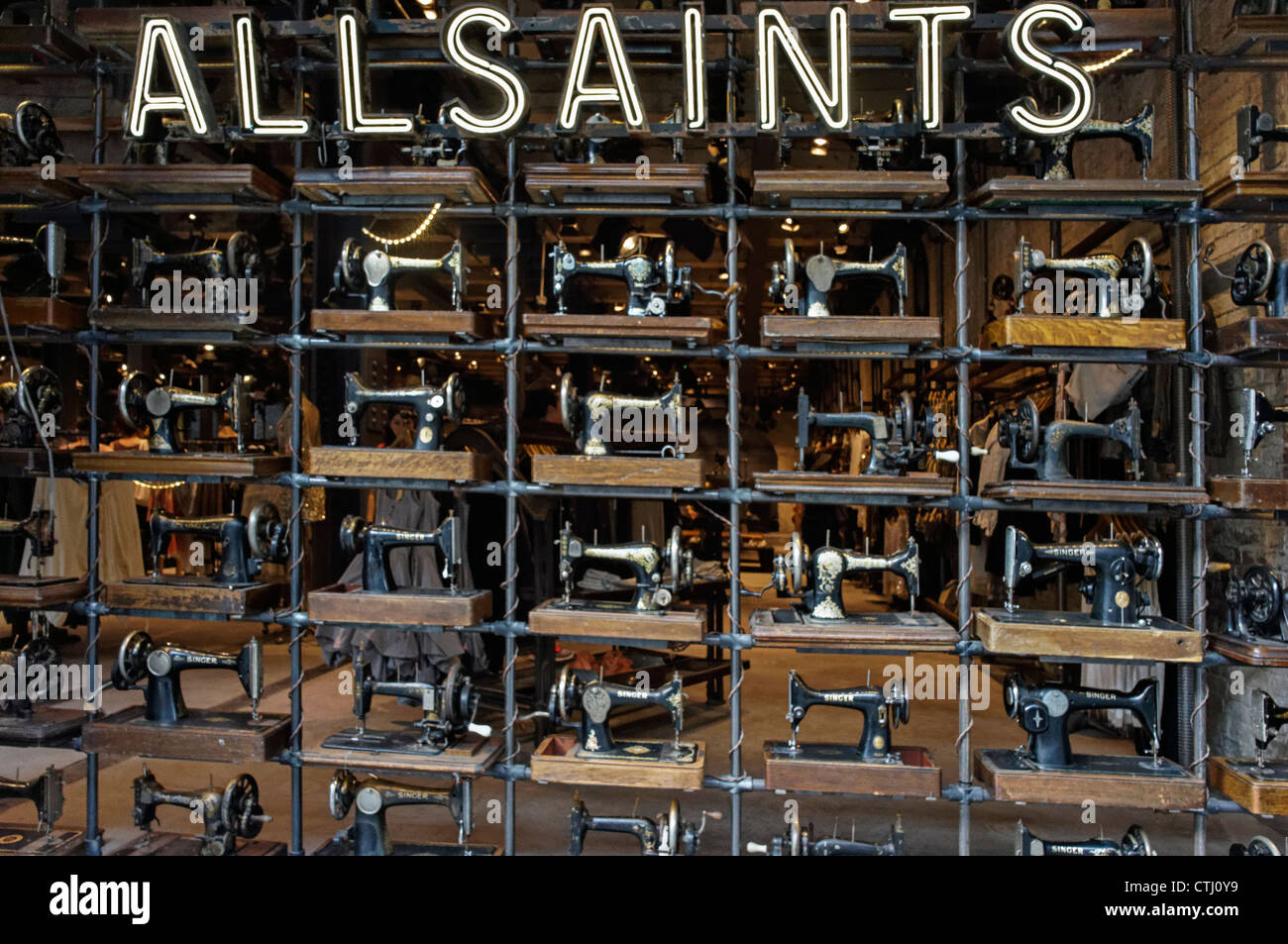 Allsaints escaparate con máquinas de coser, Meatpacking District, Nueva