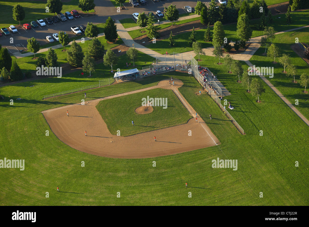 Campo de beisbol de la liga pequeña fotografías e imágenes de alta