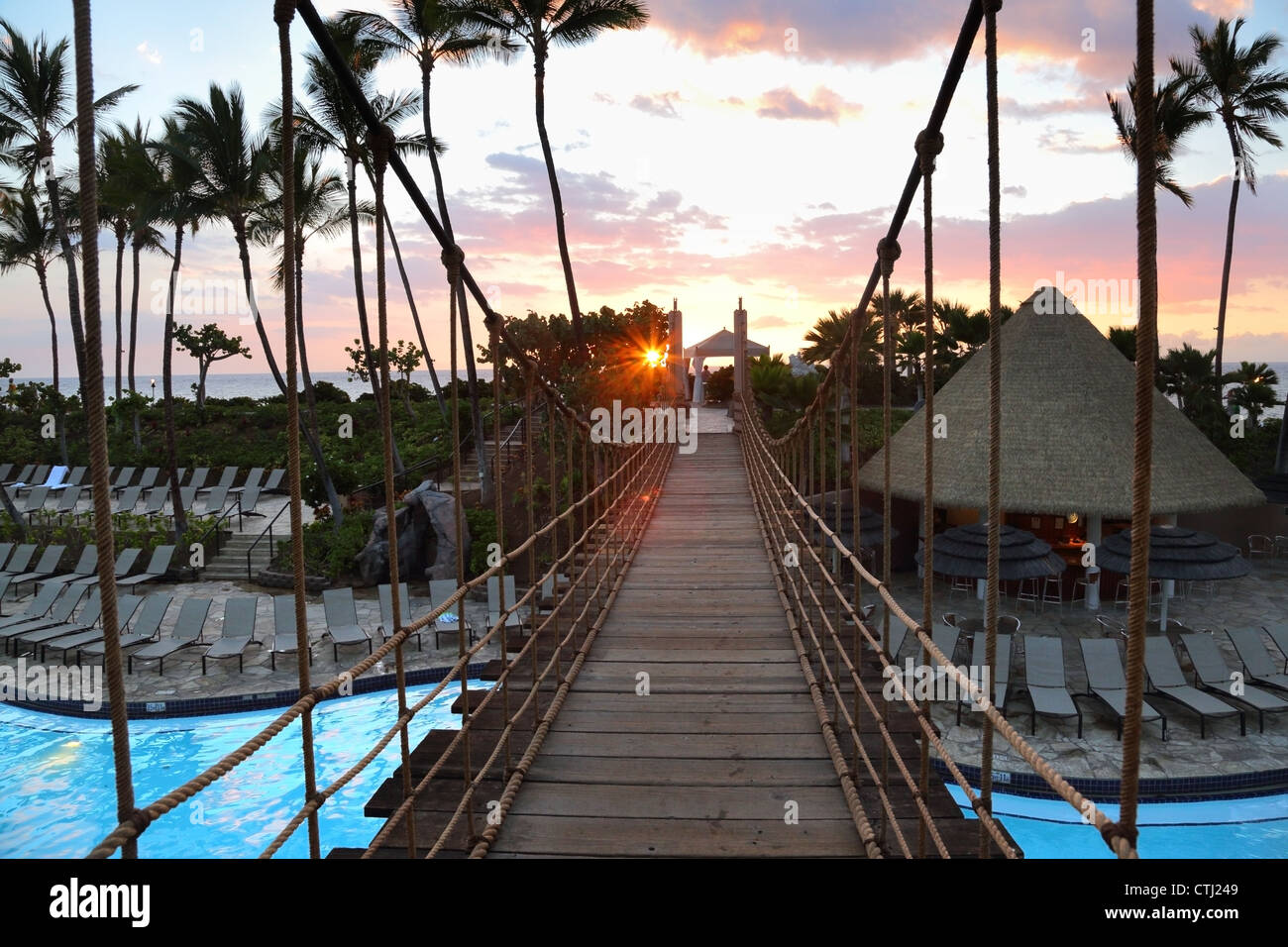 Puente sobre la piscina del hotel Hilton Waikaloa Resort, Big Island, Hawai Foto de stock