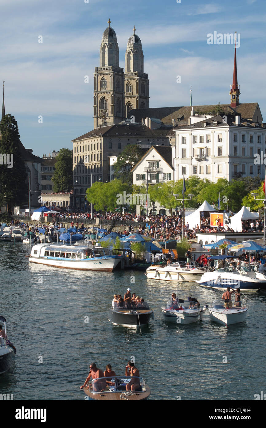Río Limmat , Barcos, Zurich, Suiza Foto de stock
