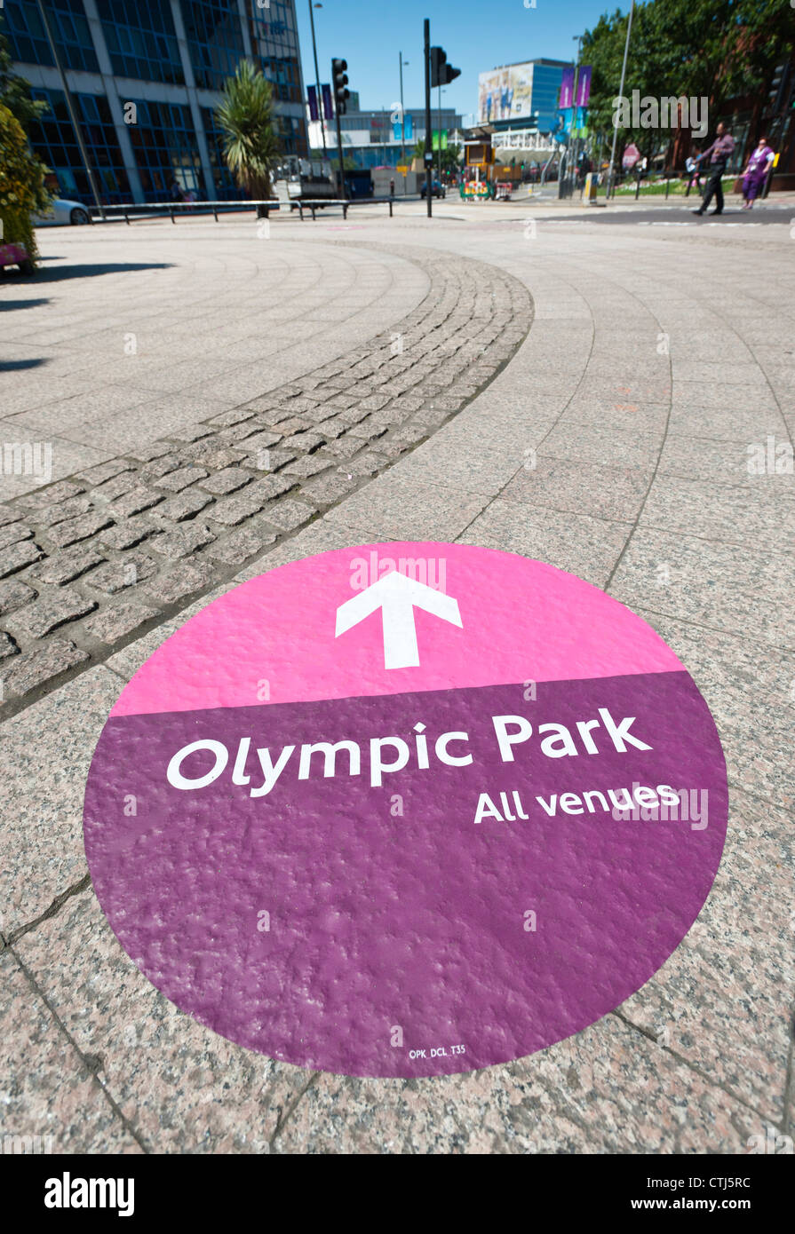 La señalización para los juegos olímpicos en la estación de Stratford, el East End de Londres, Inglaterra Foto de stock
