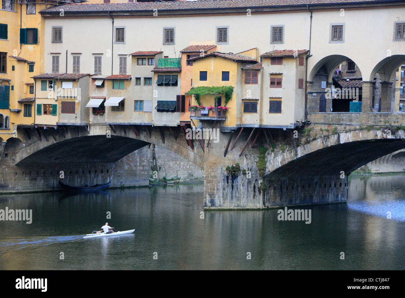 Ponte Vecchio con kayakista, Florencia, Italia. Foto de stock