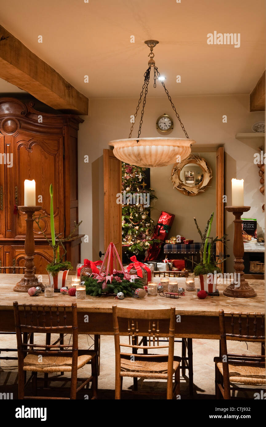 Alabastro de luz colgantes de madera encima de la mesa (granja de Lantique) velas y decoraciones de Navidad Fotografía de stock - Alamy