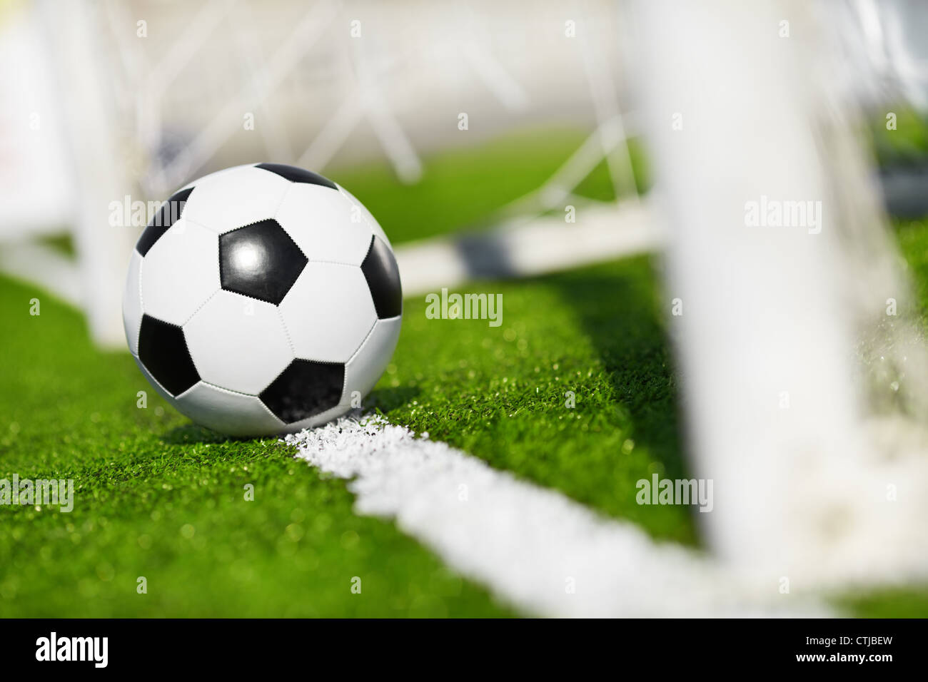 Balón de fútbol en línea Foto de stock