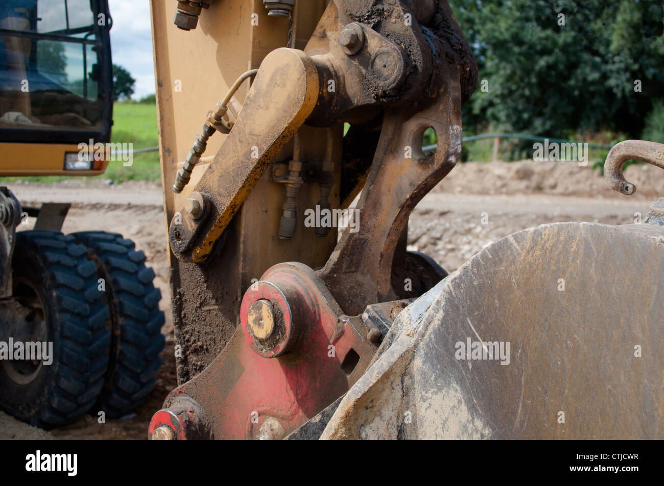 Primer plano de una pala excavadora con en el fondo Foto de stock