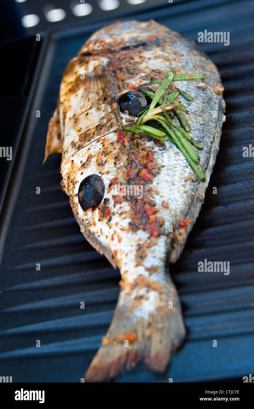 Dorada pargo bien marinados y listo para la barbacoa Foto de stock