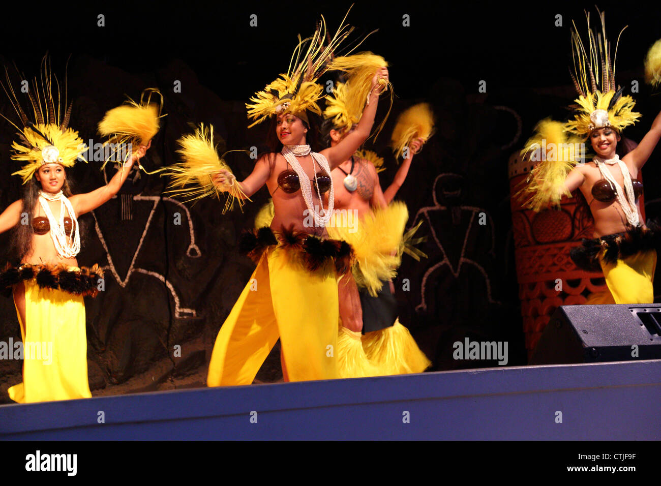 Los bailarines polinesios en luau hawaiano Foto de stock