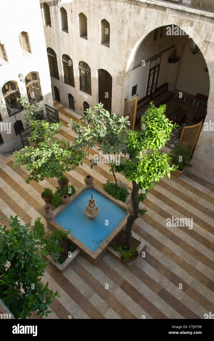 Patio interior de una tradicional casa otomana, ahora el boutique hotel Beit Salahieh, Aleppo, Siria. Foto de stock