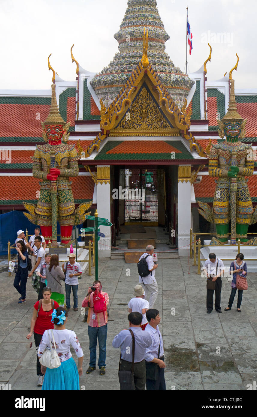 El Templo del Buda de Esmeralda, situado en el recinto del Gran Palacio de Bangkok, Tailandia. Foto de stock