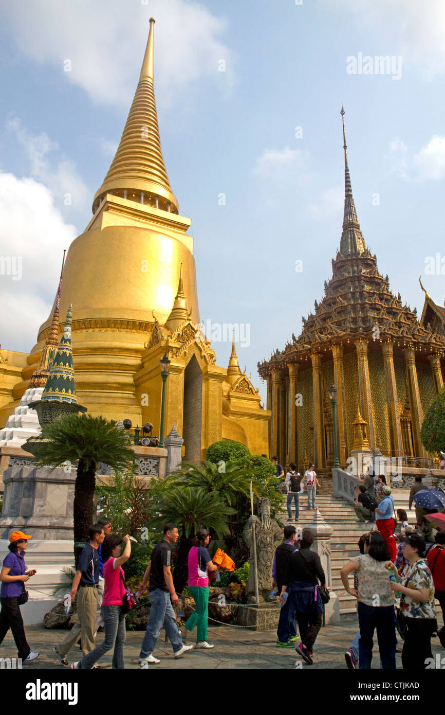Phra Sri Ratana Chedi en el Templo del Buda de Esmeralda, situado en el recinto del Gran Palacio de Bangkok, Tailandia. Foto de stock