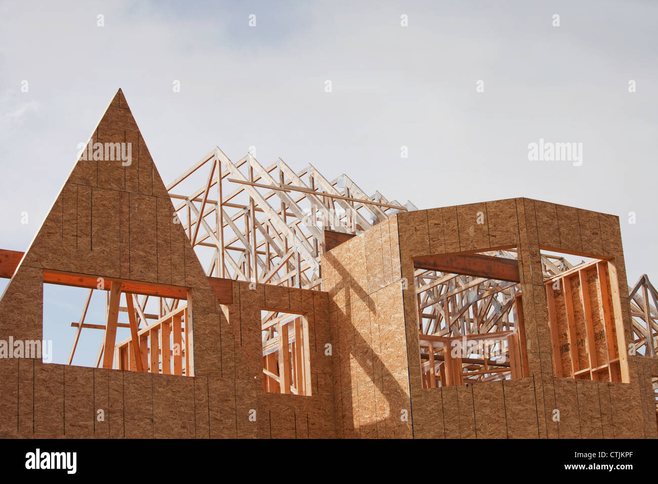 Vista frontal de la Casa de nueva construcción durante el encuadre etapa; San Alberto, Alberta, Canadá Foto de stock
