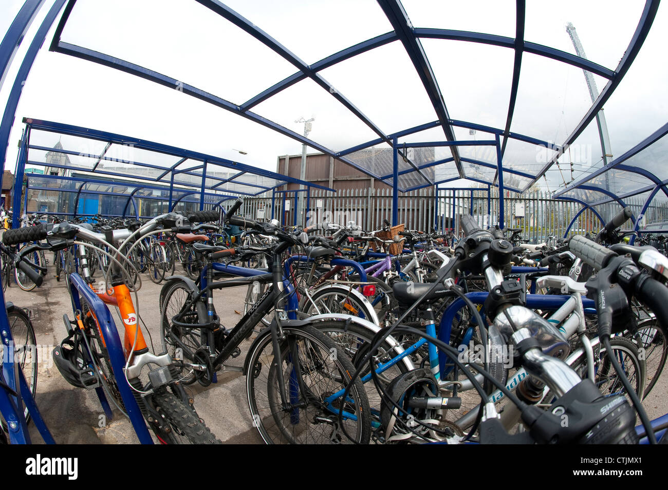 Aparcamiento De Bicicletas Cubierto En Una Estación De Tren En Los Países  Bajos Fotos, retratos, imágenes y fotografía de archivo libres de derecho.  Image 30672765
