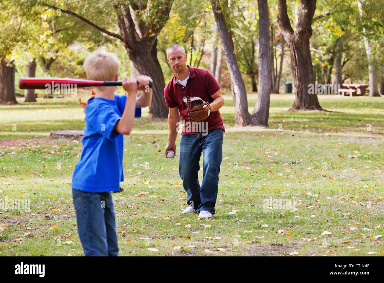Padre e hijo jugando béisbol en un parque, Edmonton, Alberta, Canadá