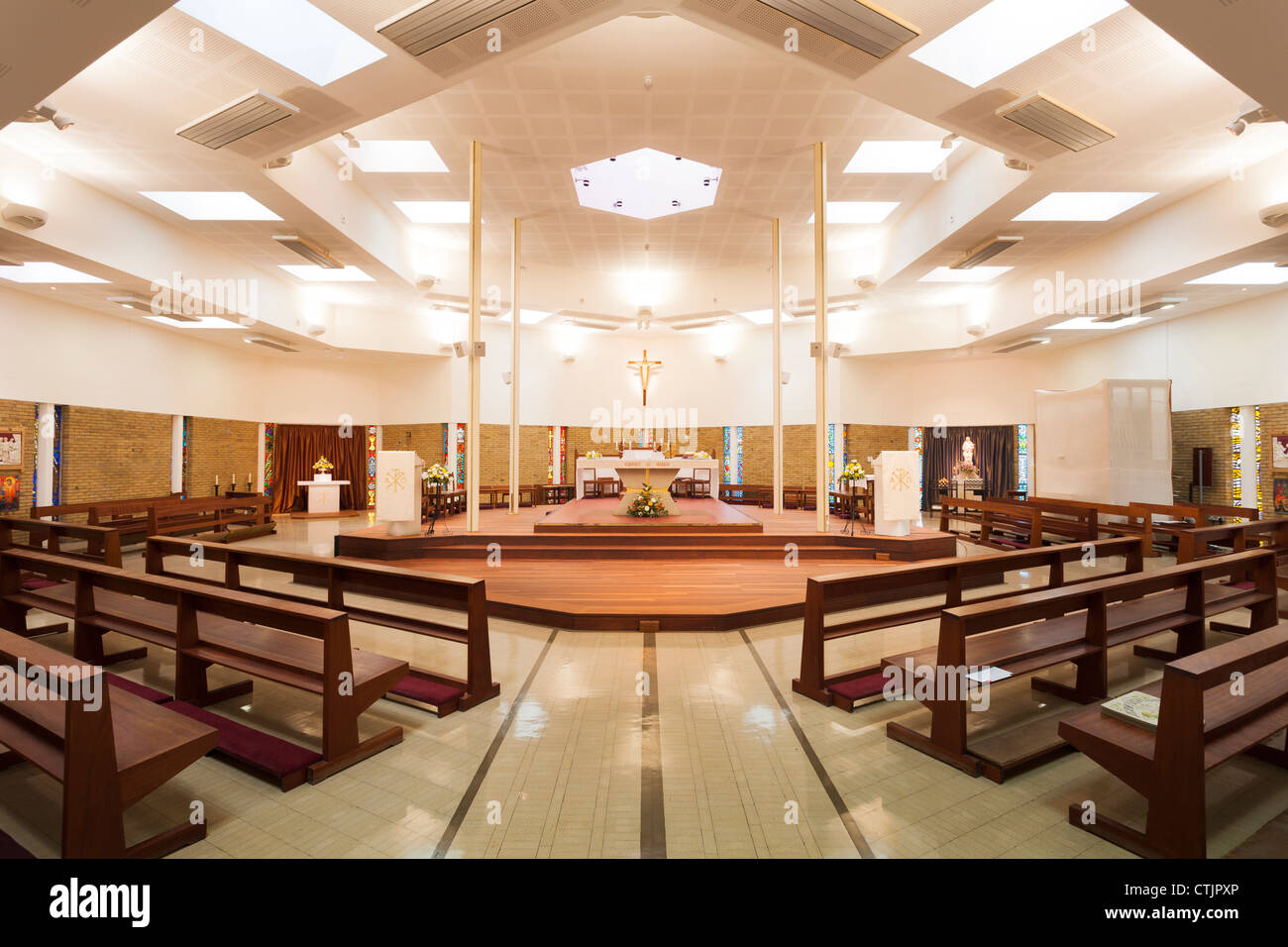 Interior de la iglesia católica moderna con los bancos y el altar de la  iglesia de St Mary en Alton Fotografía de stock - Alamy
