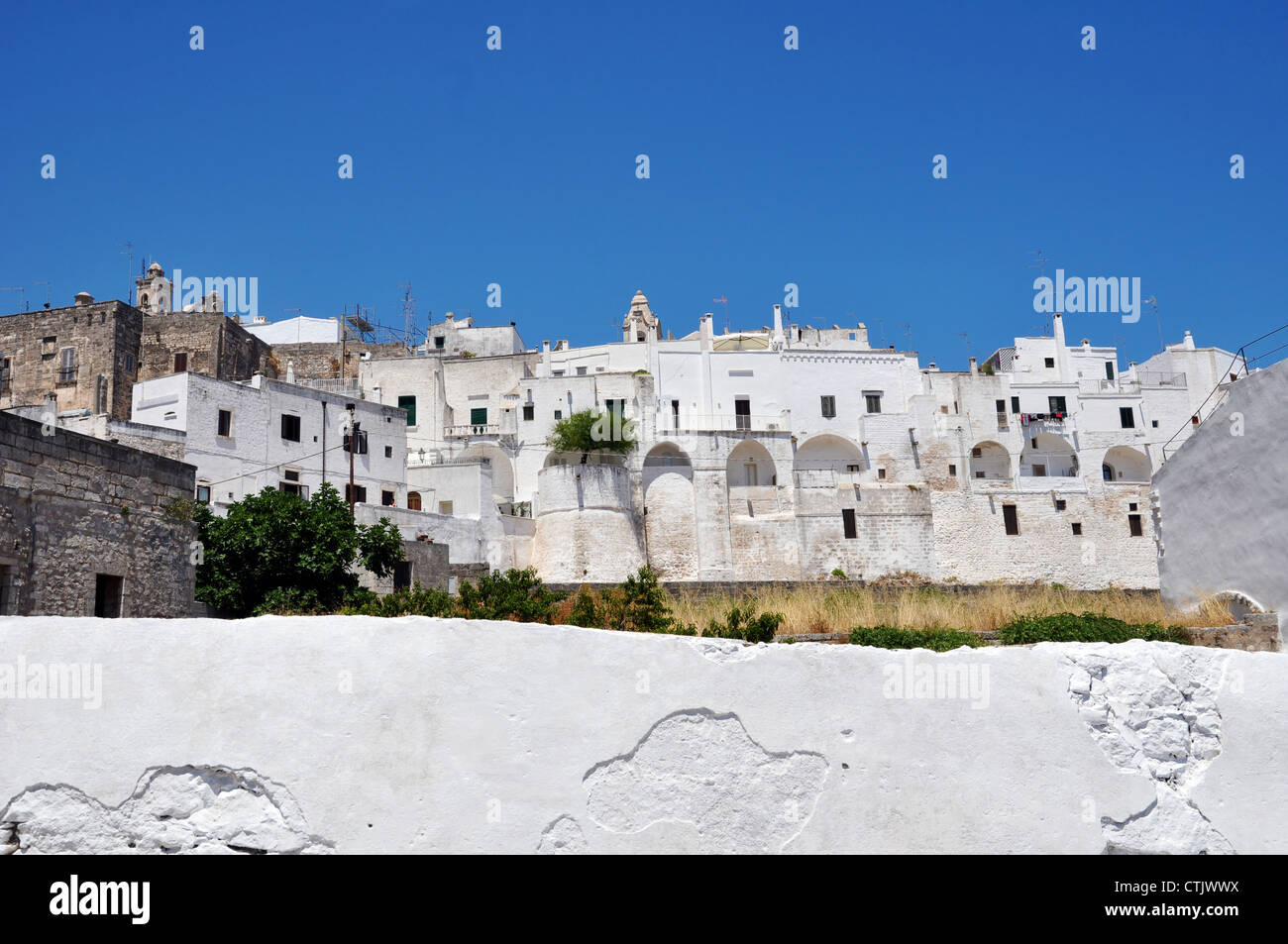 Ostuni Panorama de la Ciudad Vieja (La Ciudad Blanca), Puglia, Italia Foto de stock