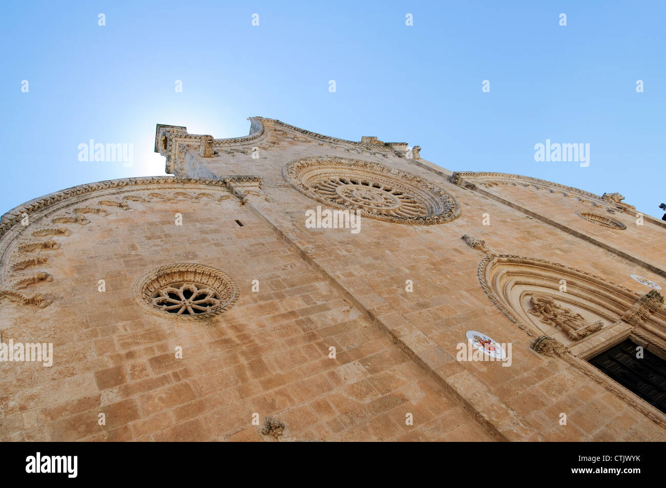 Ostuni Catedral en el casco antiguo de la ciudad (La Ciudad Blanca), Puglia, Italia Foto de stock