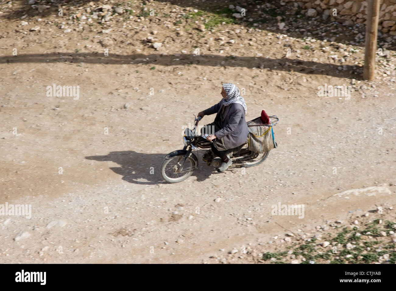 En moto hombre árabe en Siria Fotografía de stock - Alamy