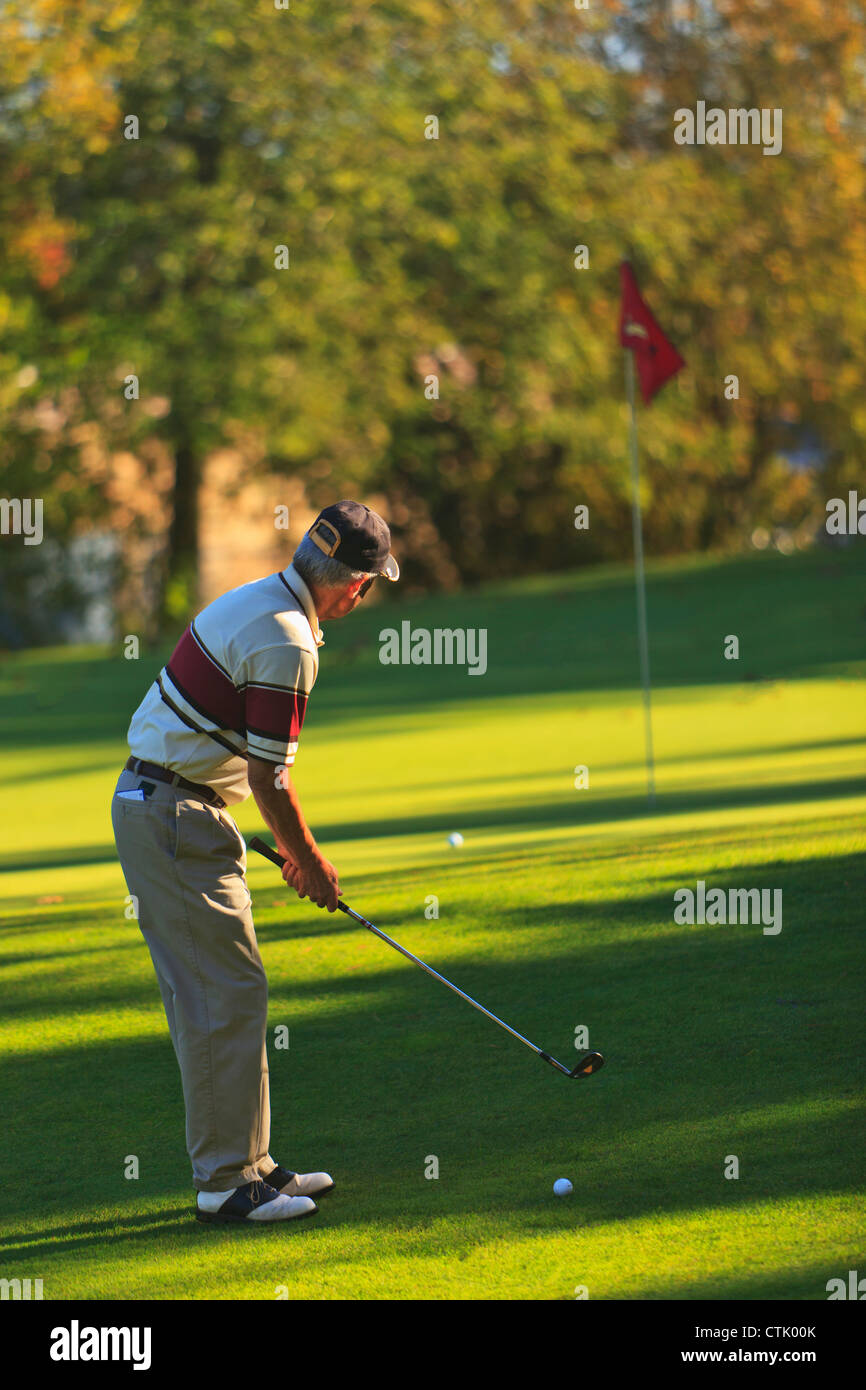 Un hombre Golf en Lynnwood Golf; Lynnwood, Washington, Estados Unidos de América Foto de stock