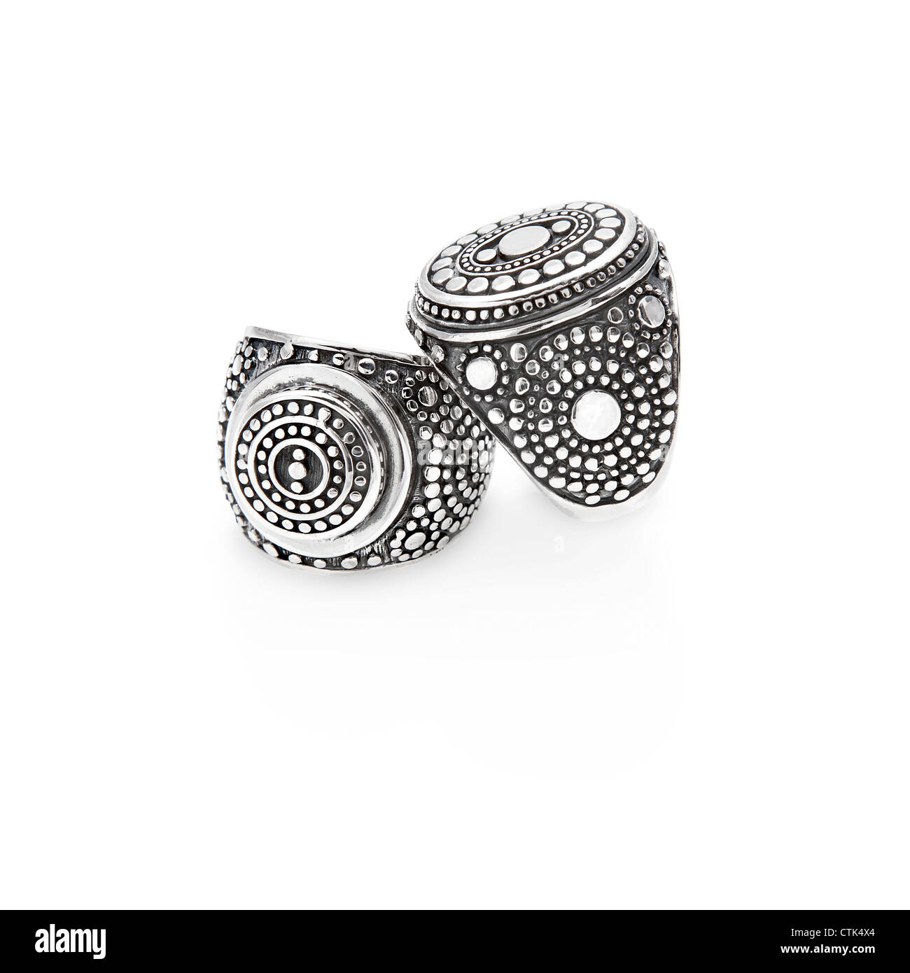 Dos joyas de plata grupo de anillos, el anillo con un diseño de estilo  indio Fotografía de stock - Alamy