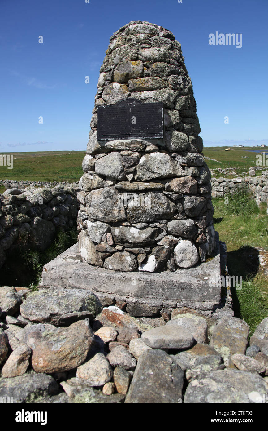 La isla de South Uist, Escocia. La Flora Macdonald recuerdo cairn fue construido sobre los cimientos de la Flora Macdonald's House. Foto de stock