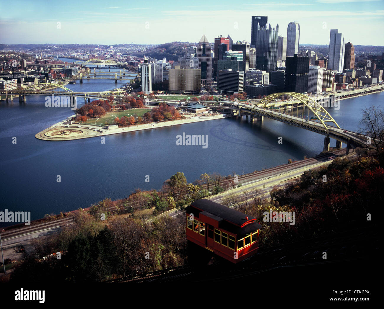 Pittsburgh, Pennsylvania skyline, tomada desde el Monte Washington. En el "tip" es Point State Park. Foto de stock