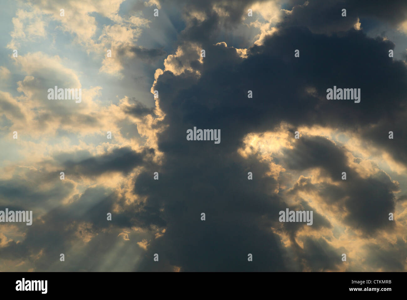 Los rayos del sol brillando a través de las nubes Foto de stock