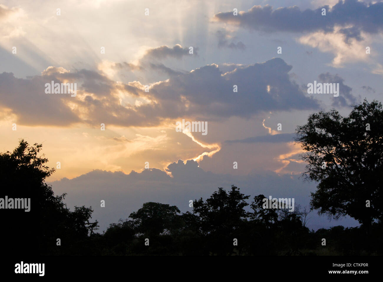 El sol detrás de las nubes (rayos crepusculares) Foto de stock