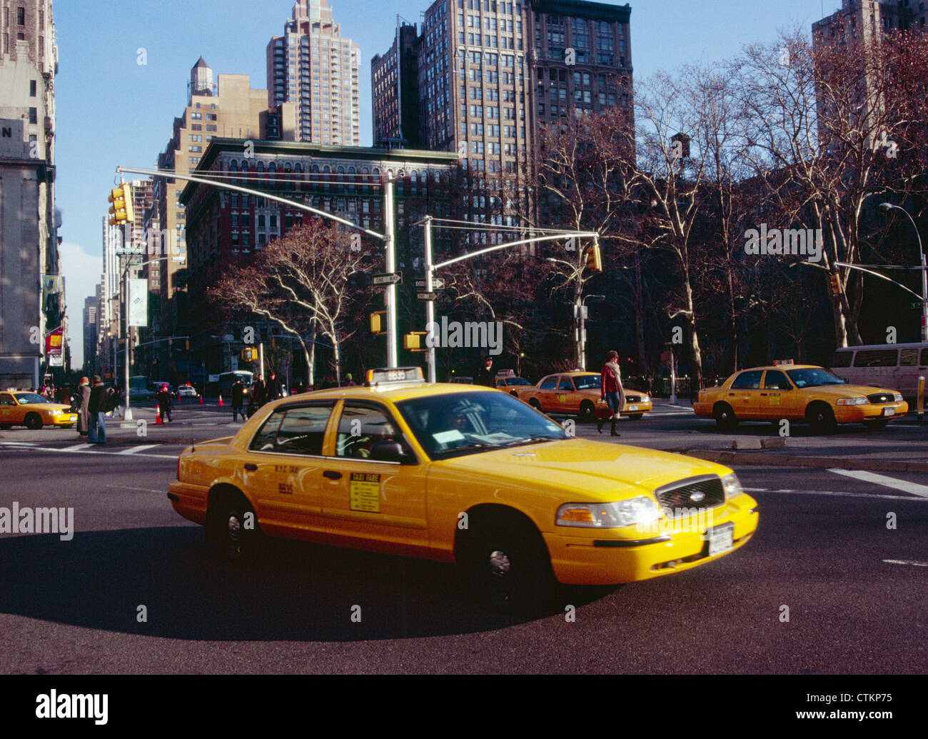 Los taxis en la ciudad de Nueva York, en la intersección de la quinta avenida y Broadway.Nuevo Foto de stock