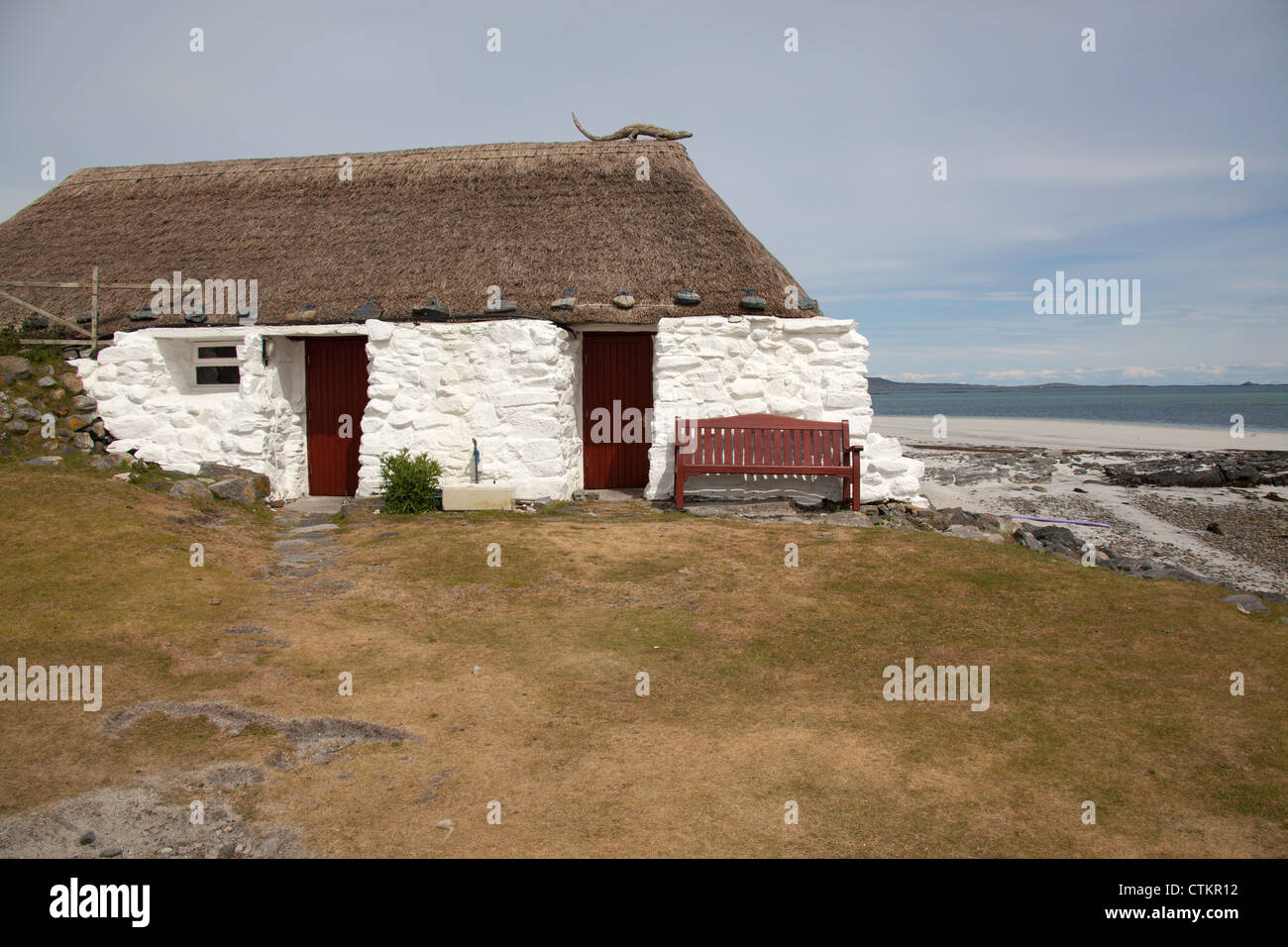 Isla de Berneray, en Escocia. El albergue de paja casa rural situada en la costa oriental de Berneray. Foto de stock