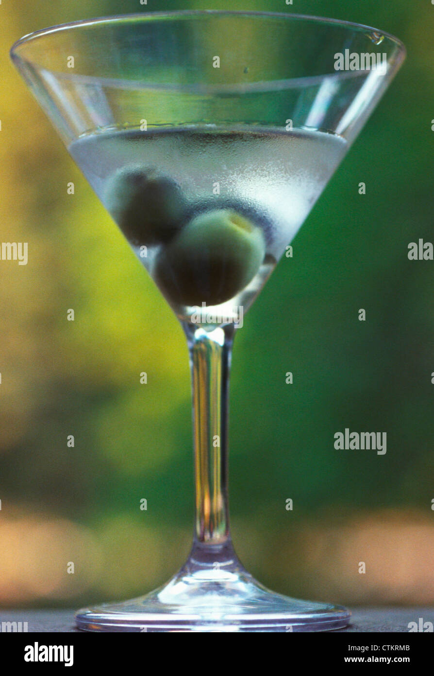 Un martini con dos aceitunas en el exterior. Foto de stock