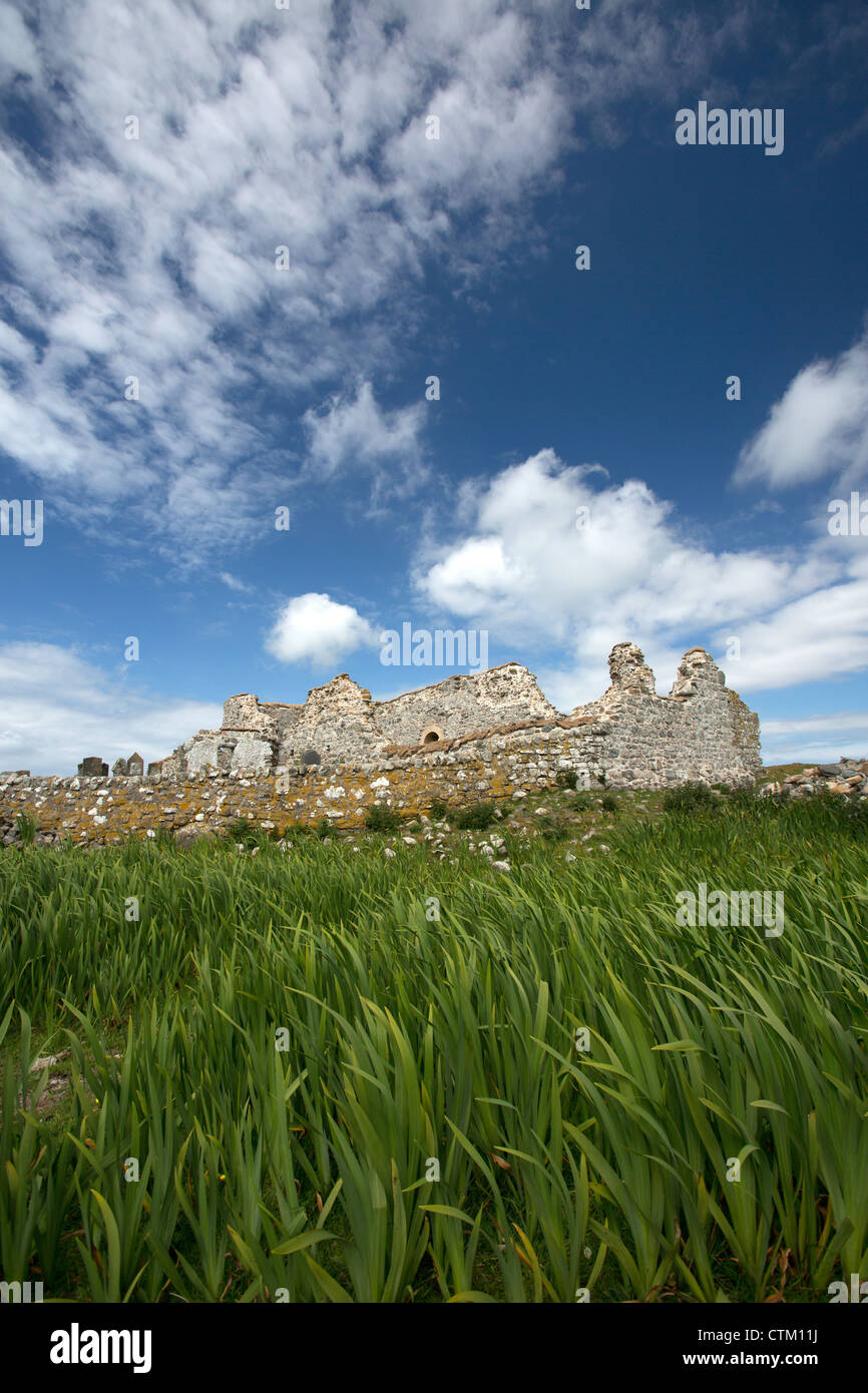 La isla de North Uist, en Escocia. Vistas pintorescas del siglo XIII Trinidad templo en ruinas, cerca del pueblo de Carinish en North Uist. Foto de stock