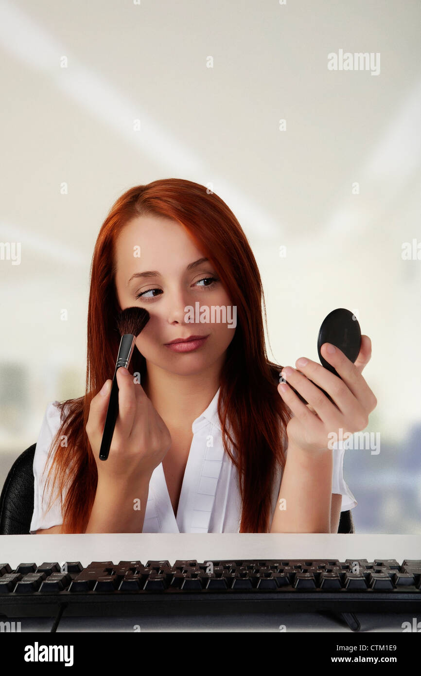 Mujer en una mesa retocar su maquillaje Fotografía de stock - Alamy Mujer en una mesa retocar su maquillaje Fotografía de stock - Alamy