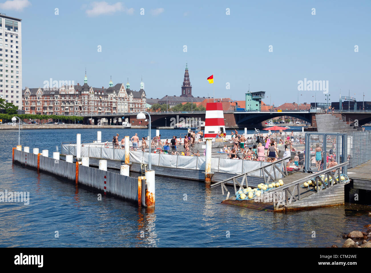 El puerto de Copenhague bañera en las Islas Brygge en el puerto de Copenhague en un cálido y soleado verano dayislands Foto de stock