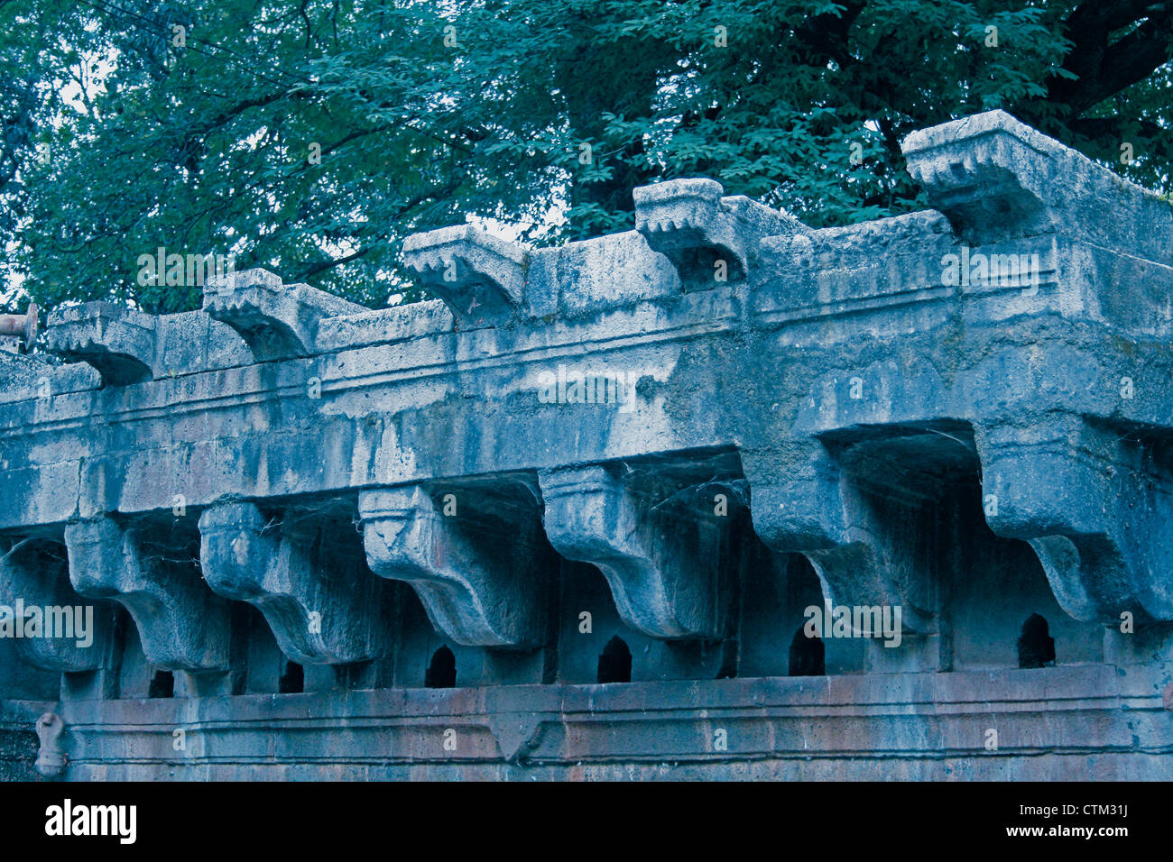 Estructura en Bara Mota chi Vihir, bien en la histórica aldea de extremidades, Satara, Maharashtra, India Foto de stock