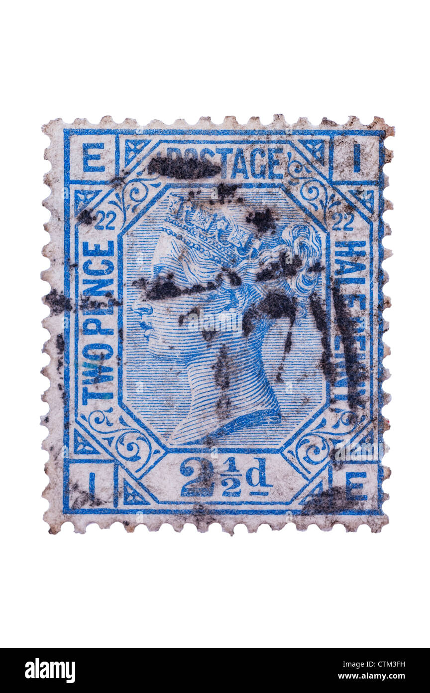 Un Victorian dos peniques mitad penny blue 2 1/2 d sello sobre un fondo blanco. Foto de stock