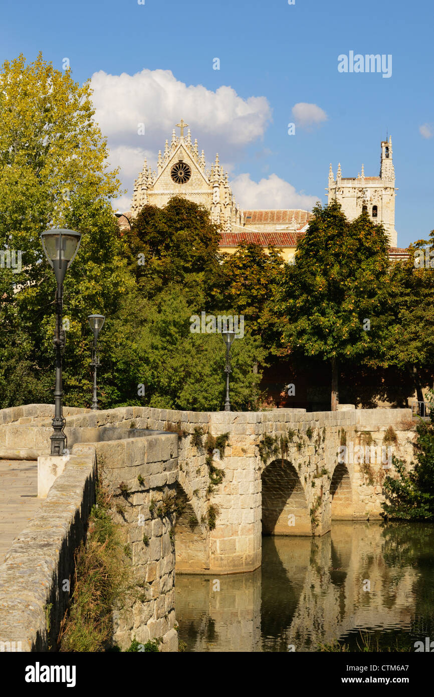 Puentecillas reformar el Puente Romano en el 16o siglo construido sobre el río Carrión. Catedral de Palencia en segundo plano;España Foto de stock
