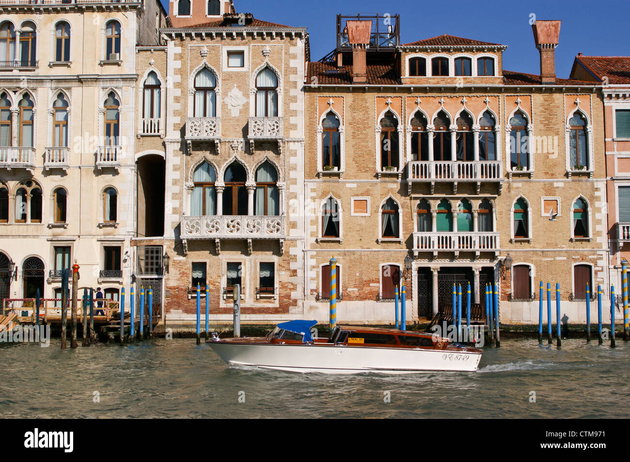 Venecia- palazzi en el Gran Canal, el Canal Grande, el Palazzo Contarini Fasan y Palazzo Contarini, water taxi delante Foto de stock
