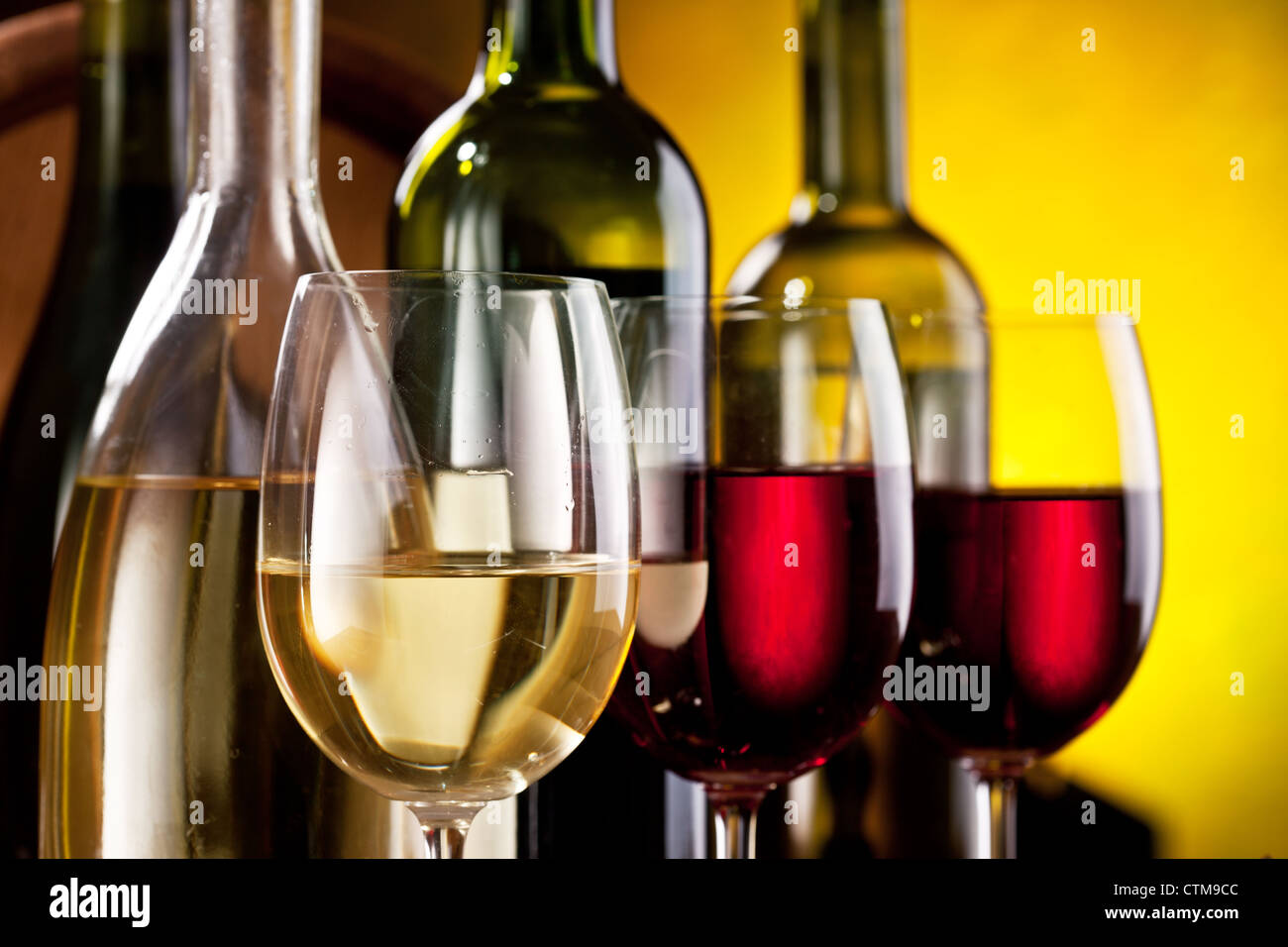 Bodegón con botellas de vino y copas Foto de stock