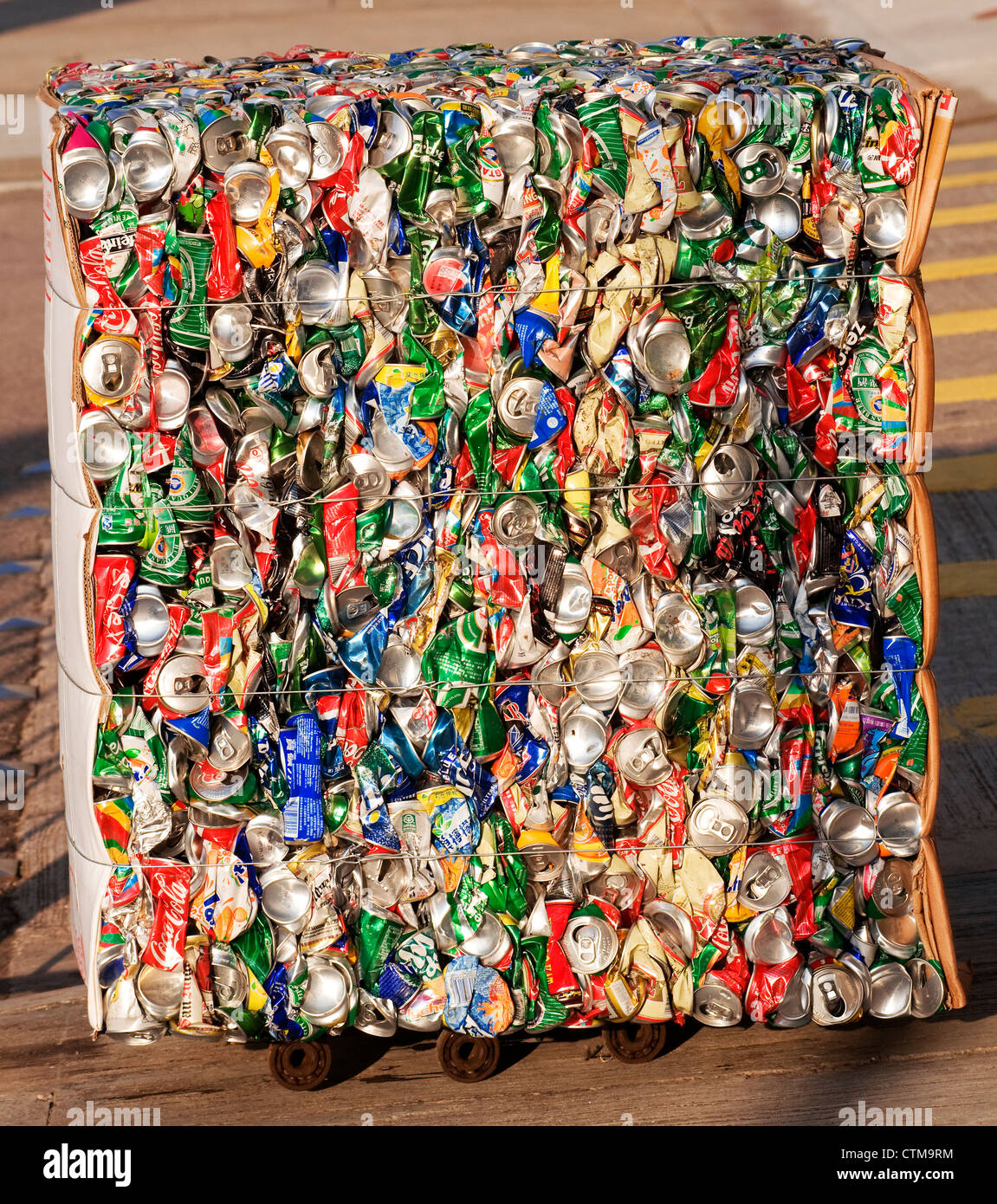 Aplastó las latas de aluminio listos para ser reciclados, Hong Kong, China. Foto de stock