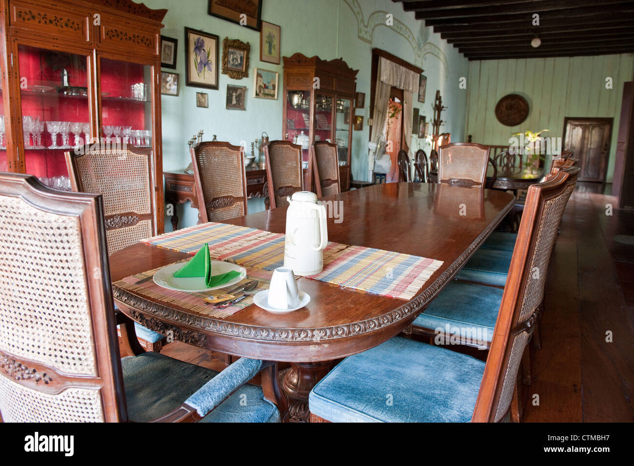 Mesa de comedor colonial española Fotografía de stock - Alamy