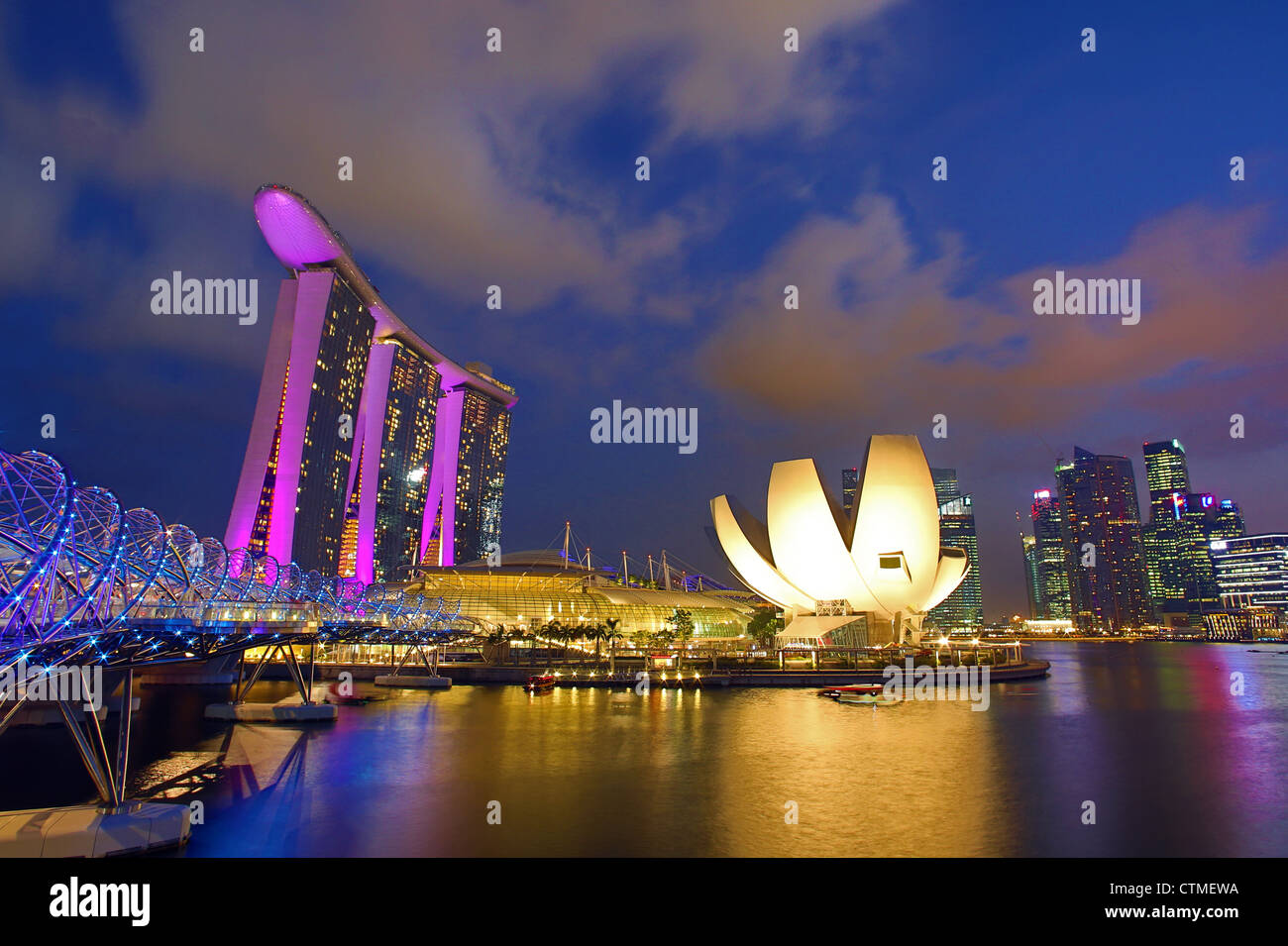 Helix bridge y el Marina Bay Sands Hotel de lujo de 5 estrellas al atardecer en Marina Bay, Singapur Foto de stock