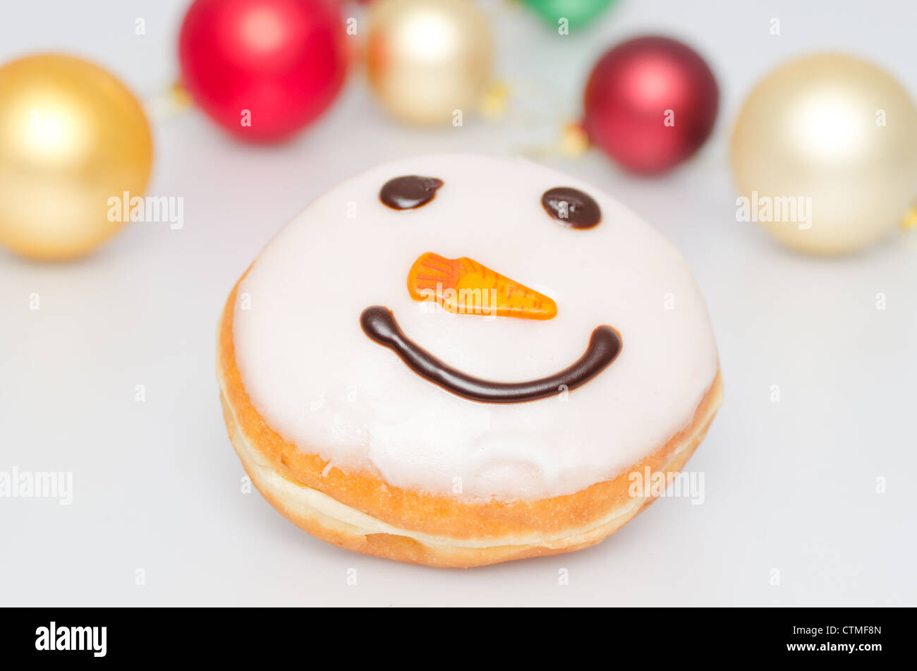 Donut fresco con un fondant guinda snowmans cara. Foto de stock