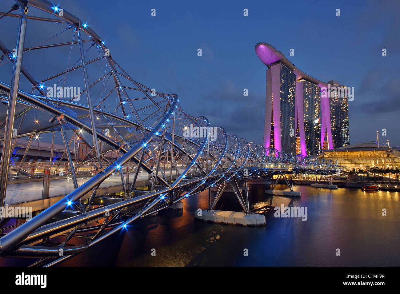 Helix bridge y el Marina Bay Sands Hotel de lujo de 5 estrellas al atardecer en Marina Bay, Singapur Foto de stock