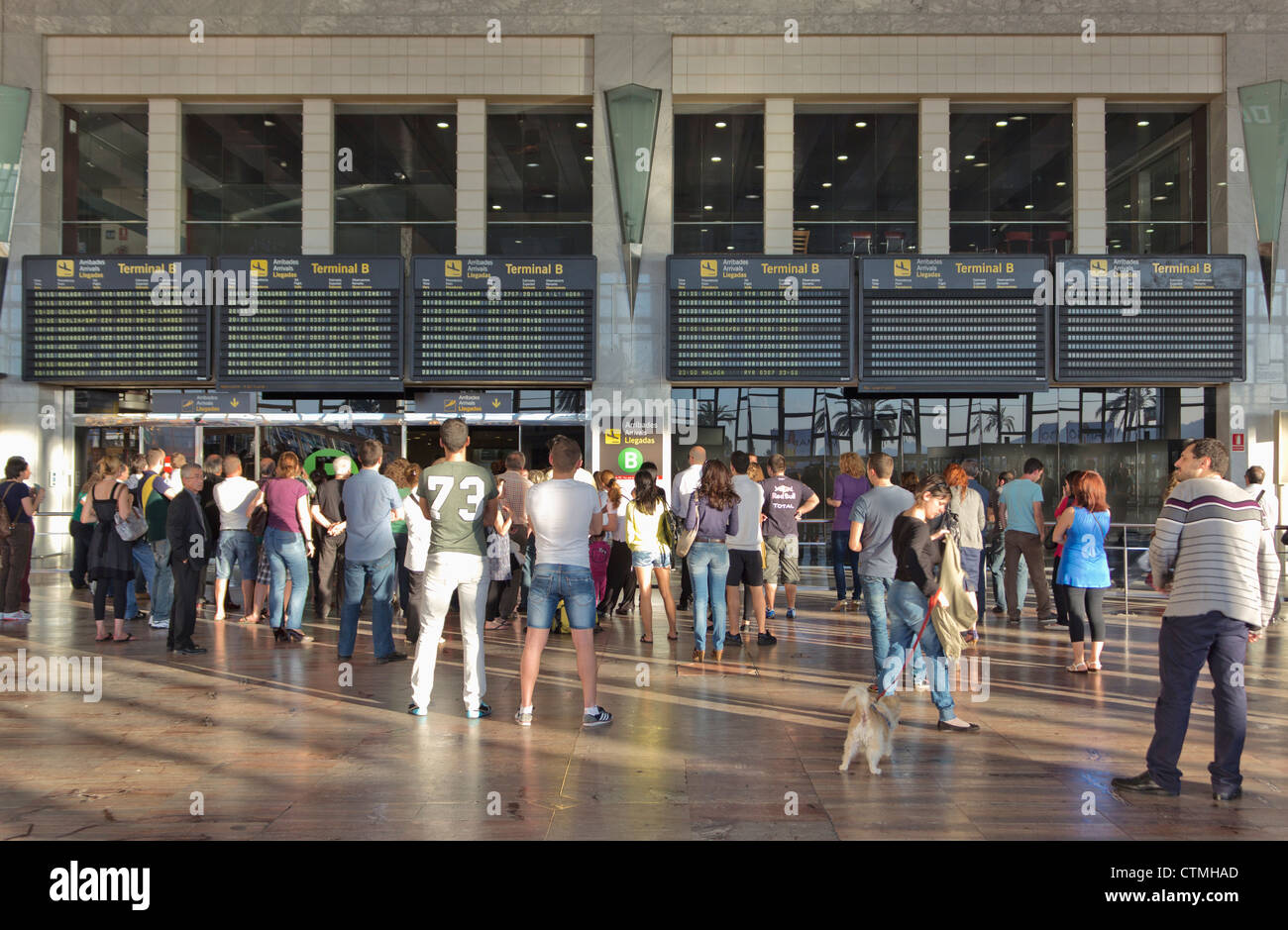 Gente esperando en el hall de llegadas en el Aeropuerto El Prat, Barcelona, España. Foto de stock