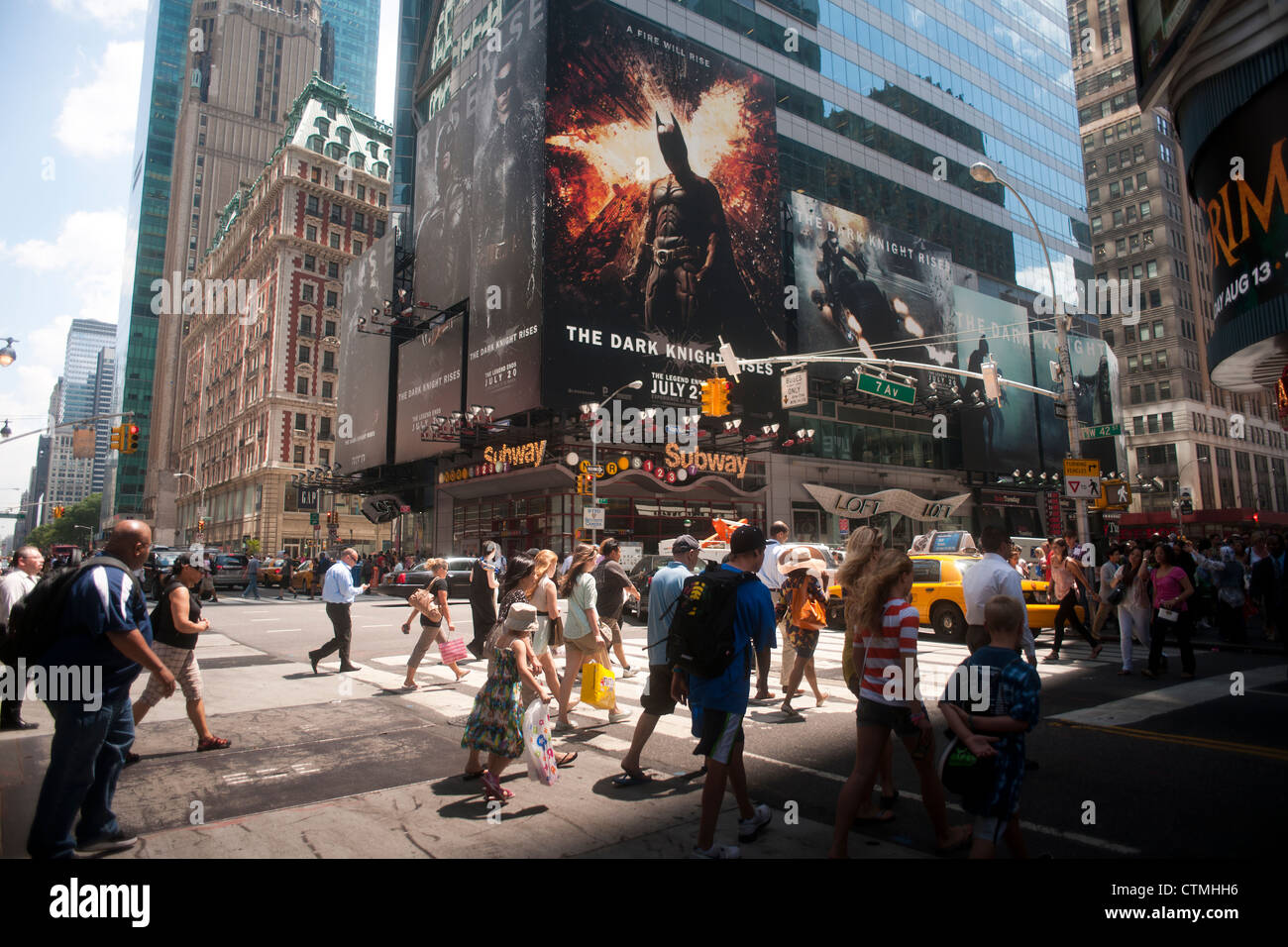 La publicidad de la última película de Batman "The Dark Knight sube" es visto en Times Square Foto de stock