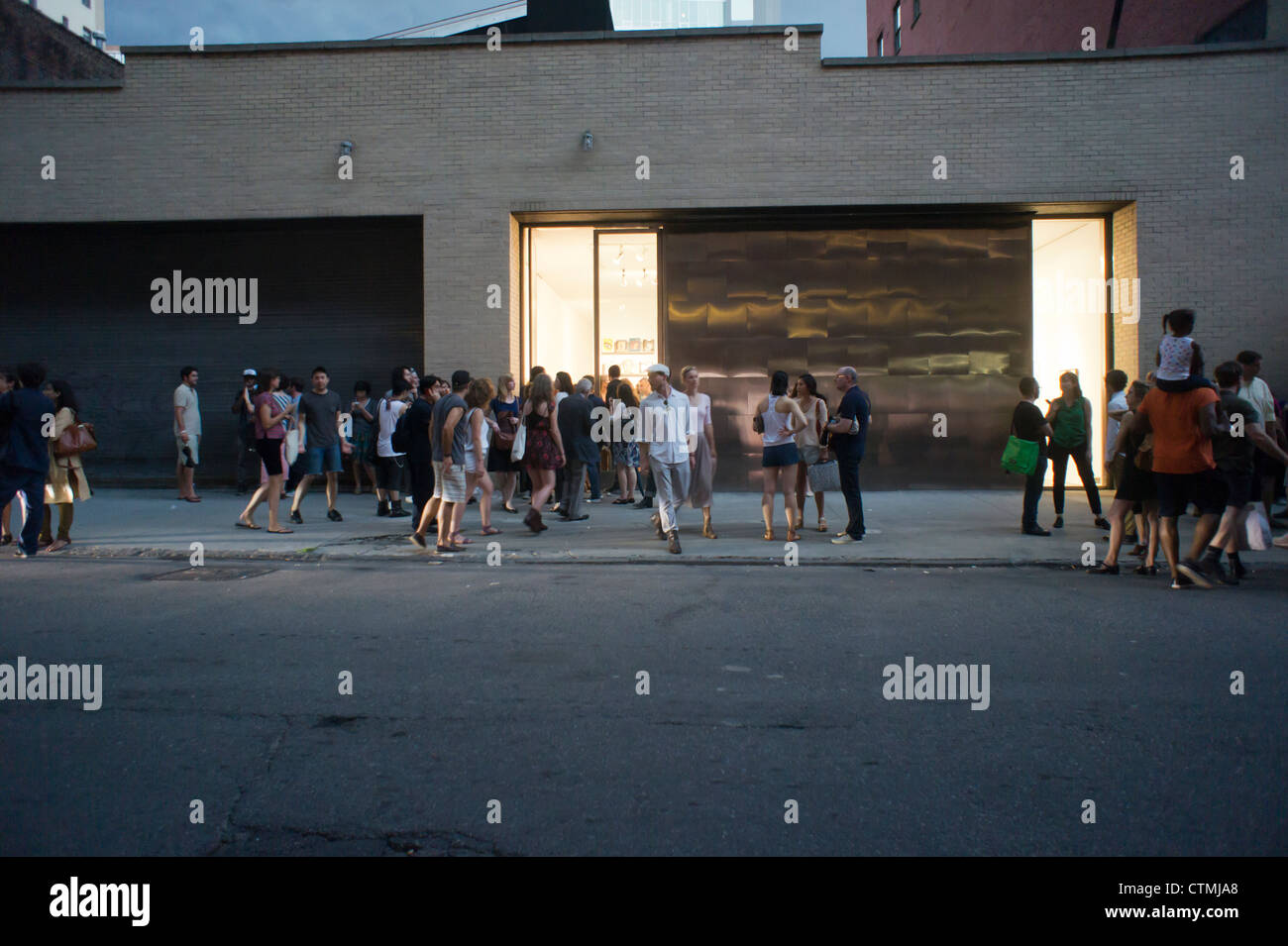 Los amantes del arte en el moderno distrito de West Chelsea galería de arte Foto de stock