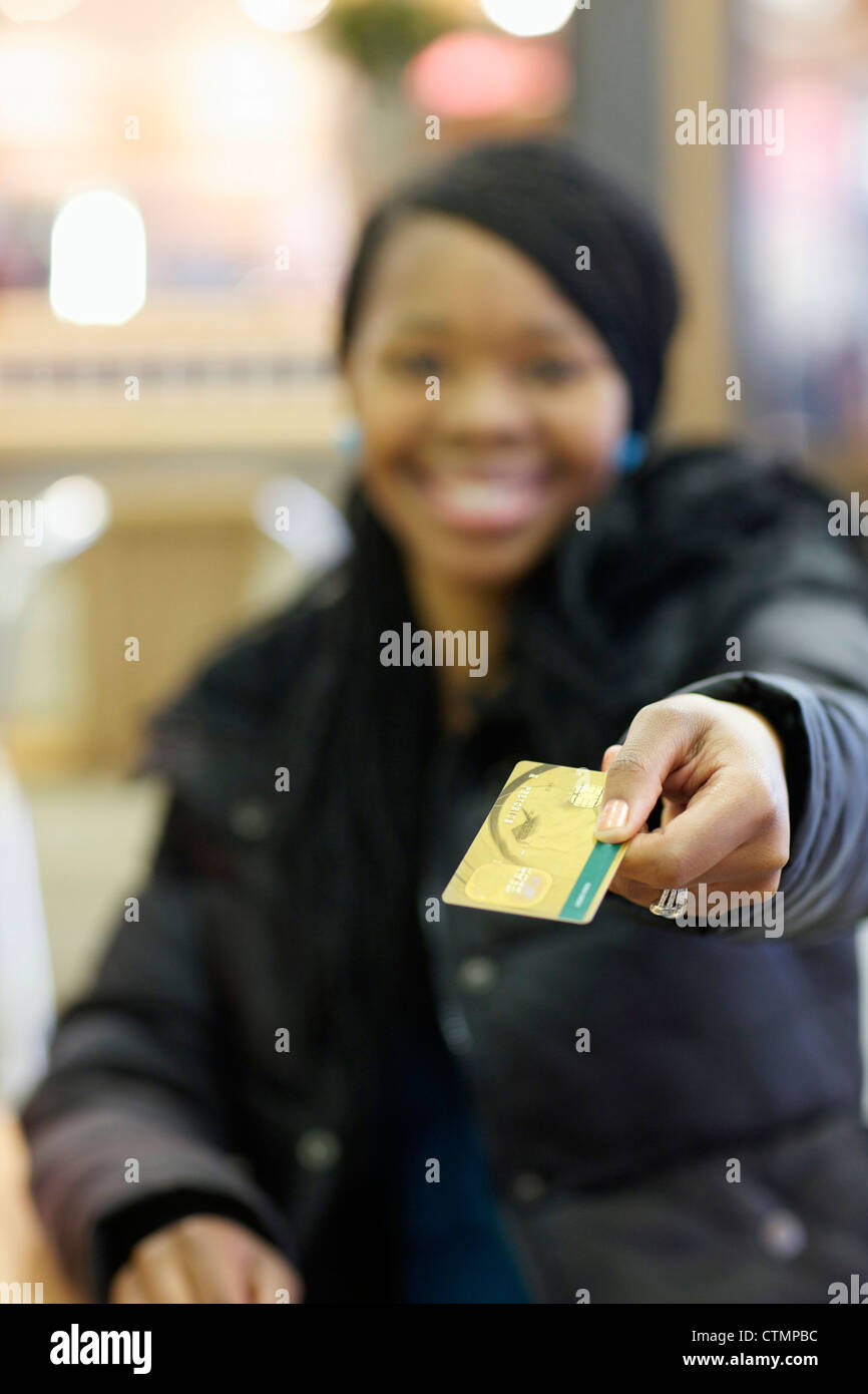 Una mujer youung sosteniendo una tarjeta de crédito, Pietermaritzburg, KwaZulu-Natal, Sudáfrica Foto de stock
